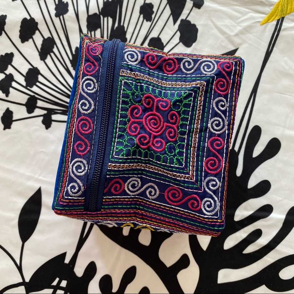 Multicolored Embroidered Small Pack - Picture 4 of 8